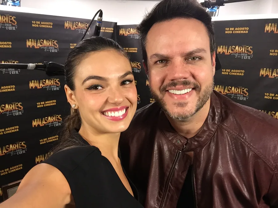 Vinícius Valverde com uma atriz na estreia de um filme