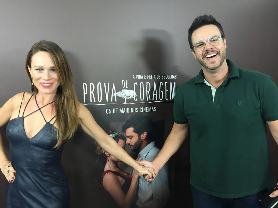 Vinícius Valverde com uma atriz no lançamento de um filme
